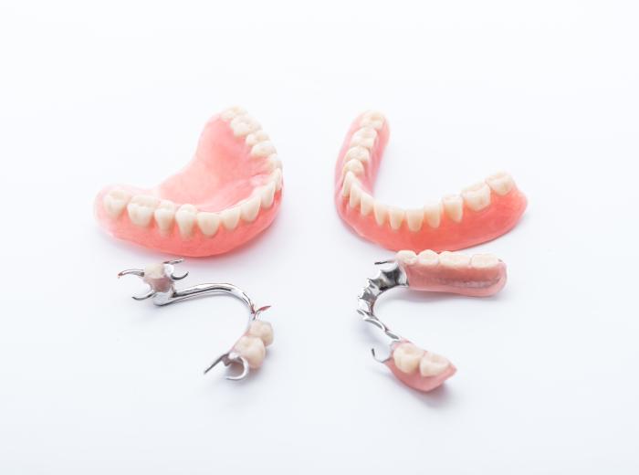Partial Dentures vs. Full Dentures: What’s the difference?