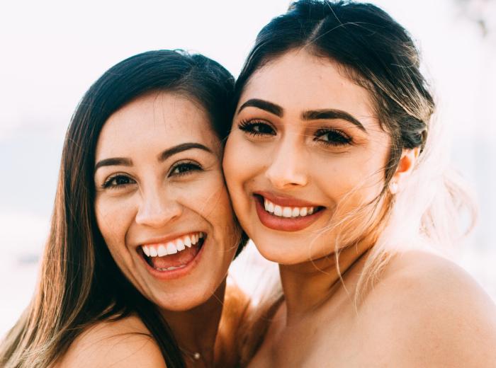 Porcelain Dental Veneers vs. Bonding: Here’s What You Should Know!